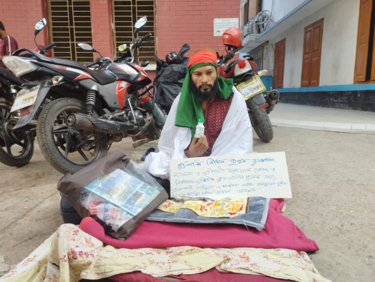 বরিশালে সাংবাদিকের অনশন ও প্রতিবাদ কর্মসূচি: কাফনের কাপড়ে বিষের বোতল হাতে