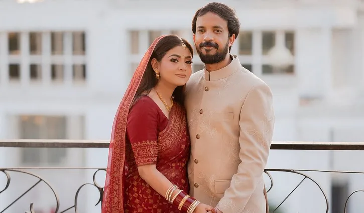 আড়াল ভেঙে বিয়ের ছবি প্রকাশ করলেন আরিয়ান