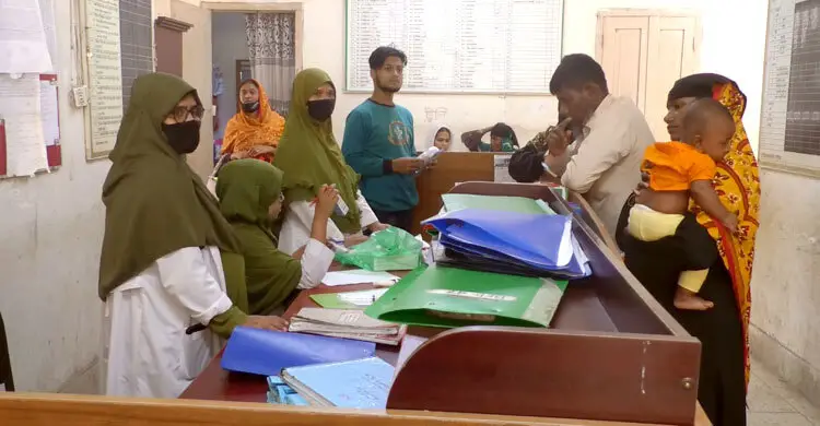 লালমোহন স্বাস্থ্য কমপ্লেক্সে ২ মাস বেতন বন্ধ, ভোগান্তিতে ডাক্তার-নার্সরা