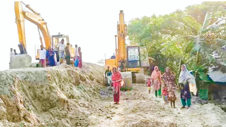 উপকূলীয় বাঁধের খামখেয়ালিতে তজুমদ্দিনে খোলা আকাশের নিচে ১০২ পরিবার