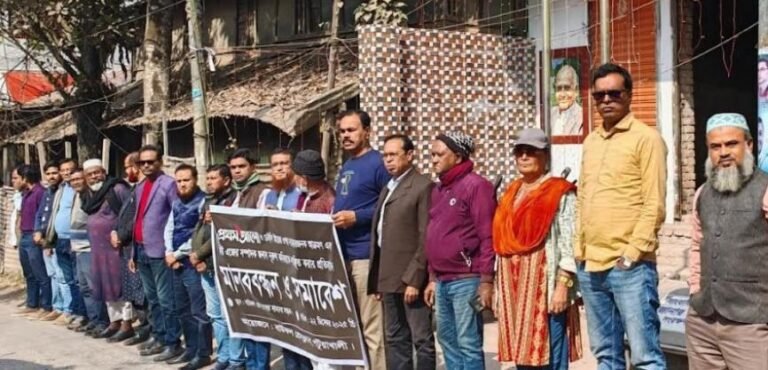 বাউফলে গণমাধ্যমে হামলার প্রতিবাদে মানববন্ধন