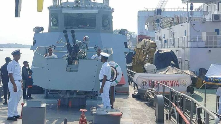 বরিশালে নৌবাহিনীর যুদ্ধজাহাজ ‘বানৌজা অদম্য’ প্রদর্শন