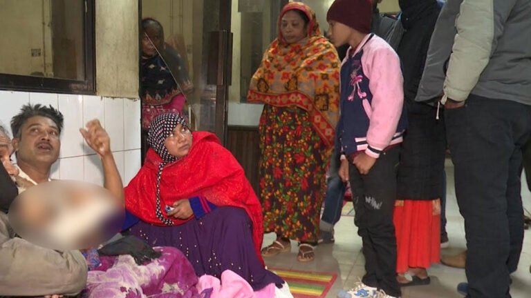 কুষ্টিয়ায় মহাসড়কে ট্রাক থামিয়ে ডাকাতি, চালককে কুপিয়ে গুরুতর জখম