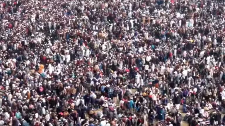 মানিক মিয়ায় জনস্রোত