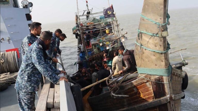 মিয়ানমারগামী পাচার ঠেকাল নৌবাহিনী, বোটসহ ১১ জন আটক