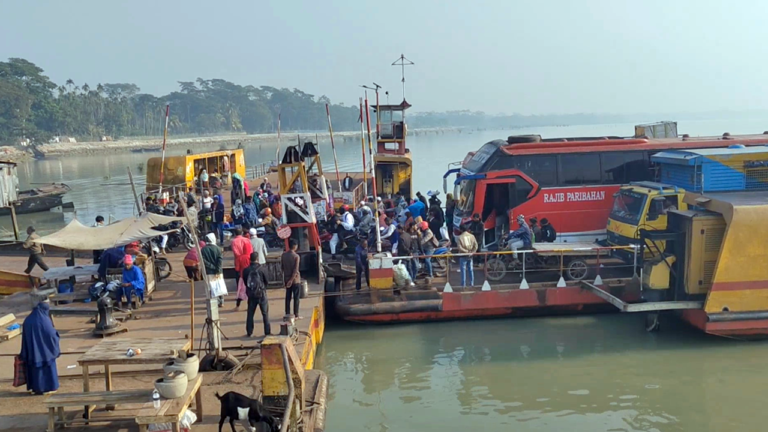 পিরোজপুরে ডুবোচরের কারণে ফেরি চলাচল ব্যাহত, হাজারো যাত্রীর ভোগান্তি