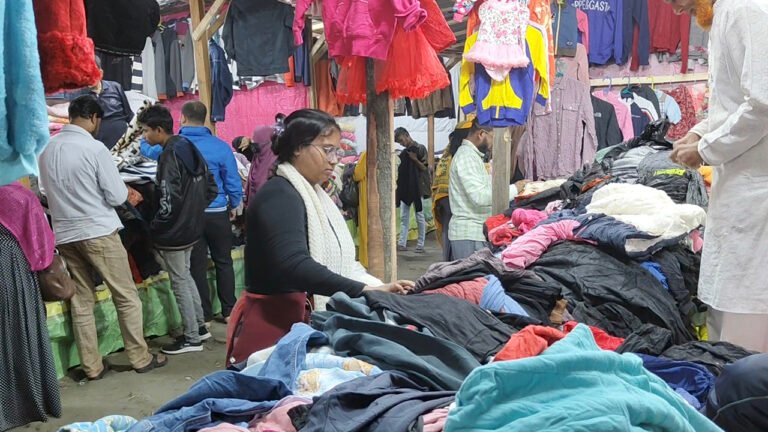 পিরোজপুরে আগাম শীতে জমে উঠেছে পুরাতন শীতবস্ত্রের বাজার