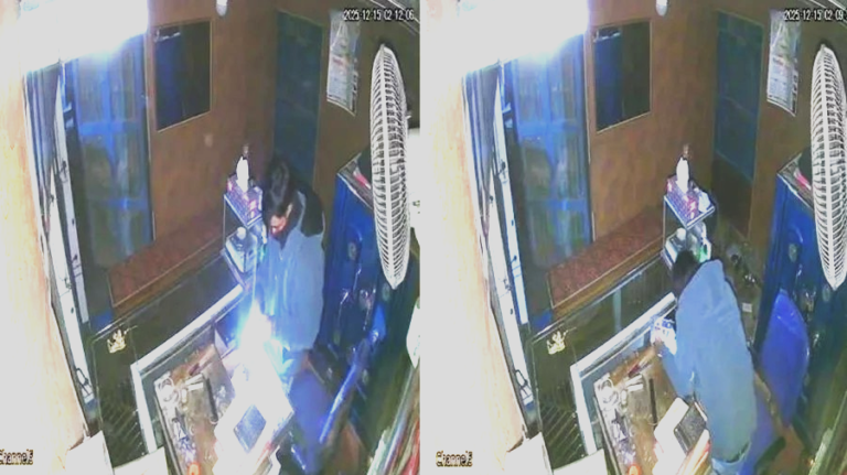 ট্রাক নিয়ে এসে স্বর্ণের দোকানে ডাকাতি