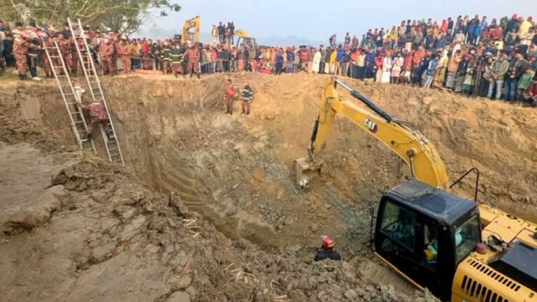 তানোরে নলকূপের গর্তে আটকে শিশু, ২২ ঘণ্টা পরও উদ্ধার হয়নি