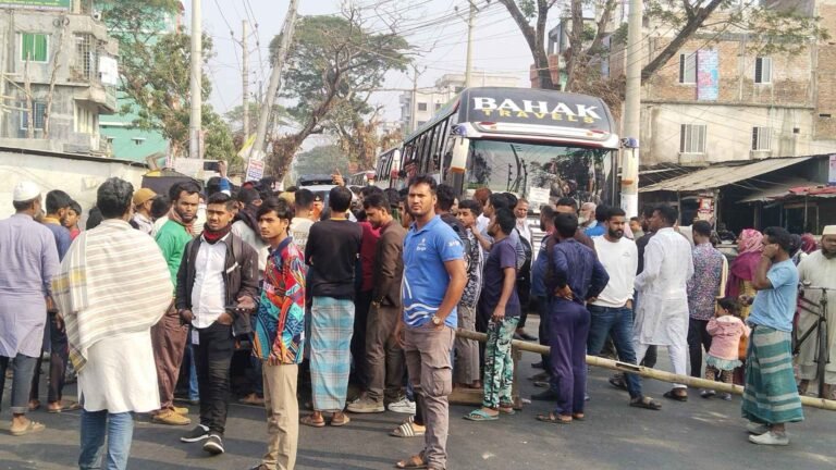 হাদি হত্যার বিচার ও গ্রেপ্তারের দাবিতে ঝালকাঠিতে তৃতীয় দিনের মতো অবরোধ