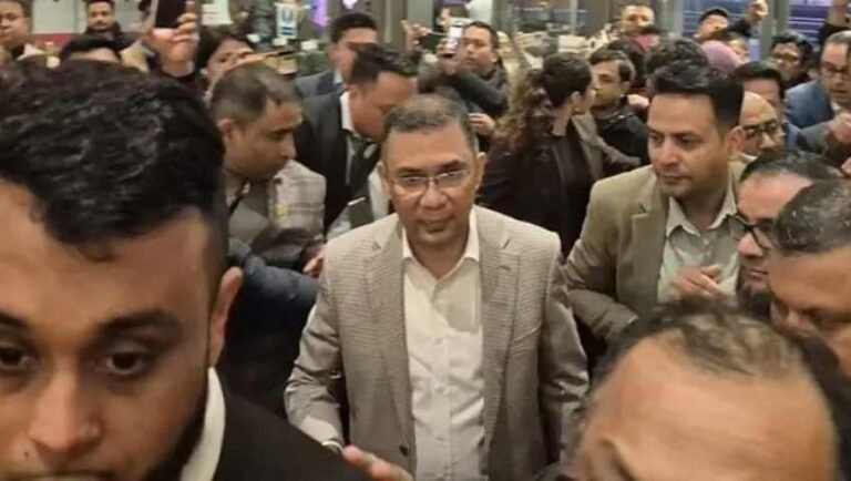 তারেক রহমান এভারকেয়ারে পৌঁছে খালেদা জিয়ার স্বাস্থ্যের খোঁজ নিলেন