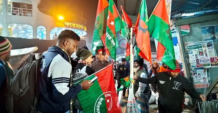 সদরঘাটে ফিরতি নেতাকর্মীদের ঢল