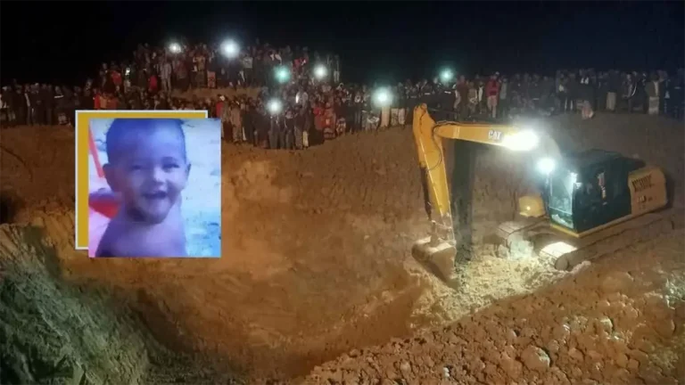 ৩২ ঘণ্টা পর তানোরে গভীর নলকূপের গর্ত থেকে শিশু স্বাধীন উদ্ধার