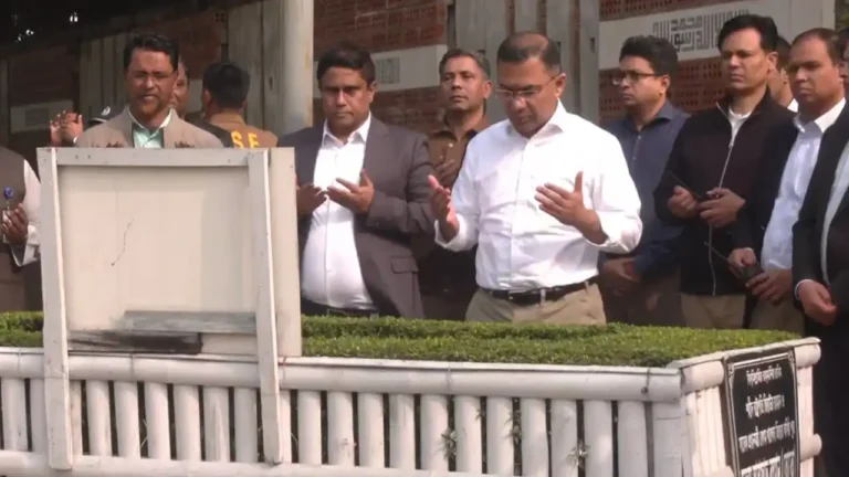 ছোট ভাই কোকোর কবর জিয়ারত করলেন তারেক রহমান