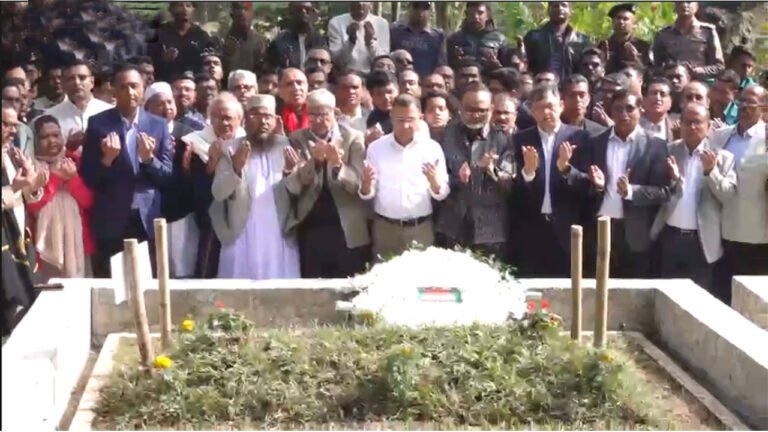 শহীদ ওসমান হাদির কবরে শ্রদ্ধা জানালেন তারেক রহমান