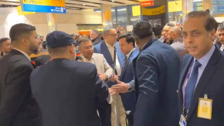 স্বদেশ প্রত্যাবর্তনে তারেক রহমান লন্ডন হিথ্রো পৌঁছালেন