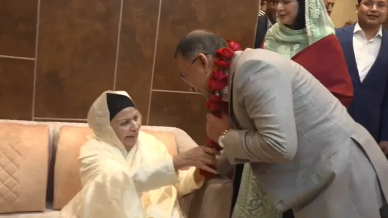 গোলাপের মালায় আবেগঘন অভ্যর্থনা, শাশুড়ির বরণে দেশে ফিরলেন তারেক রহমান