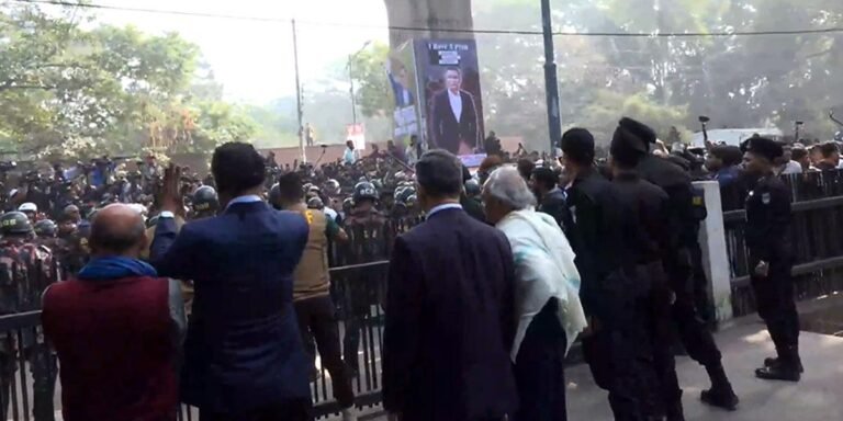 তারেক রহমান শহিদ হাদির কবর জিয়ারতে ঢাকা বিশ্ববিদ্যালয়ে