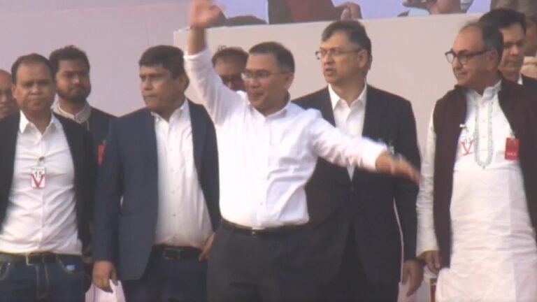 গণসংবর্ধনা মঞ্চে দীপ্ত পায়ে উঠলেন তারেক রহমান