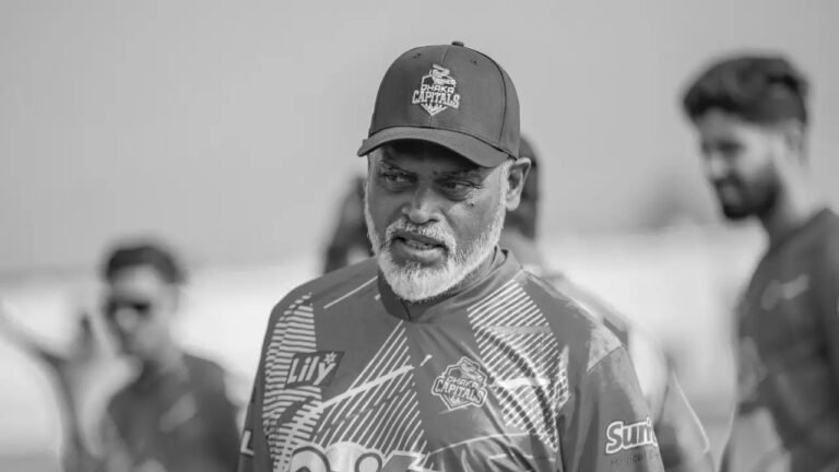 মাঠেই শেষ বিদায়, কান্নায় ভেঙে পড়লেন মুশফিক