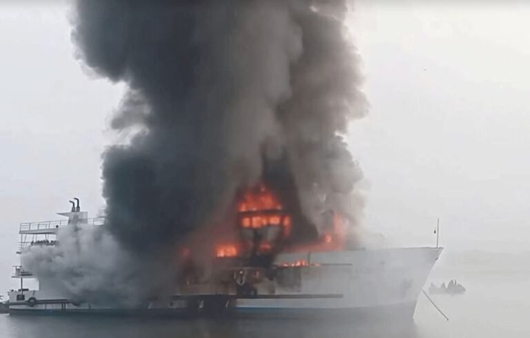 সেন্টমার্টিনগামী পর্যটন জাহাজে আগুন