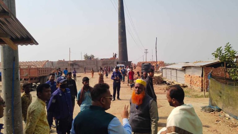 মঠবাড়িয়ায় অবৈধ ইটভাটায় প্রশাসনের কঠোর অভিযান, গুঁড়িয়ে দেওয়া হলো কাঁচা ইট