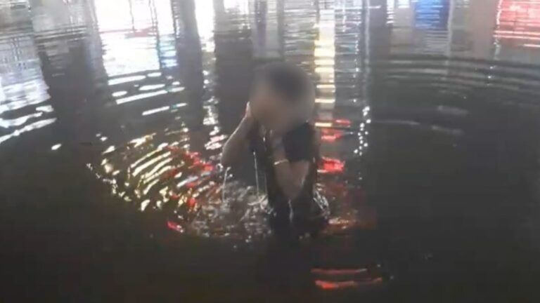 বরিশালে চোরকে শাস্তি, শীতের রাতে পুকুরে ২০ বার ডুব