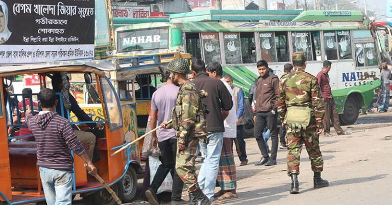 বরিশাল কেন্দ্রীয় বাস টার্মিনালে সেনা মোতায়েন, ফিরেছে শৃঙ্খলা ও স্বস্তি
