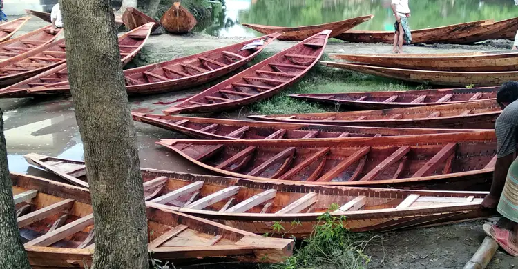 নৌকার গায়ে লেখা থাকে জীবনের গল্প, ভেসে চলে শত পরিবারের স্বপ্ন