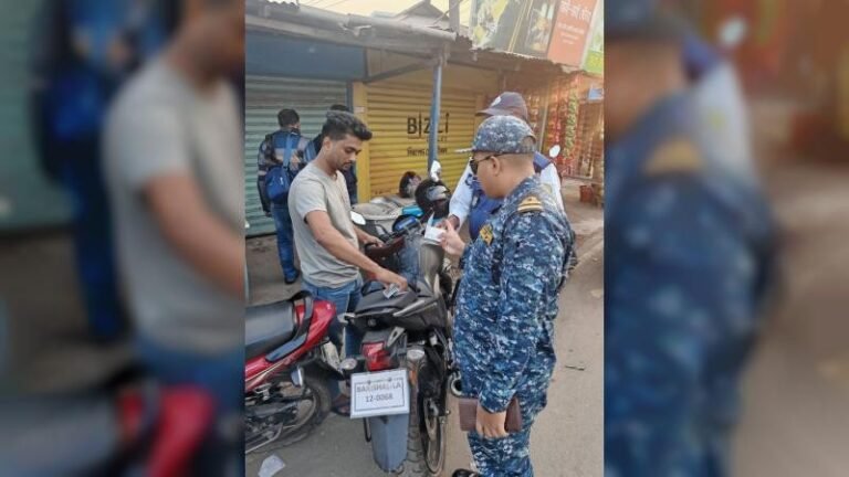 বরগুনায় নৌবাহিনী-পুলিশের যৌথ চেকপোস্ট অভিযান