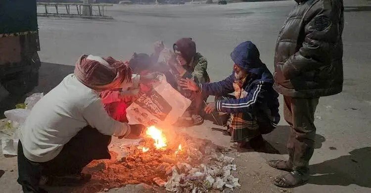 হাড় কাঁপানো শীতে স্তব্ধ দেশ