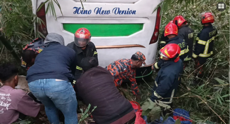 ঢাকা বরিশাল মহাসড়কে মর্মান্তিক বাস দুর্ঘটনা  ৬ জনের মৃত্যু