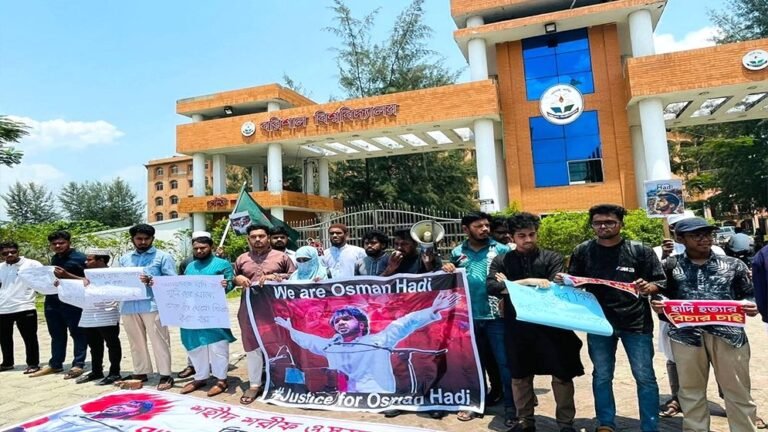 হাদির হত্যার বিচার দাবিতে উত্তাল ববি ক্যাম্পাস