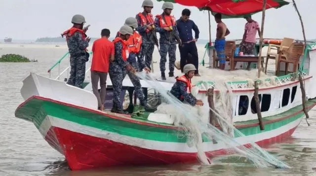 ৬ অভয়াশ্রমে মাছ ধরার নিষেধাজ্ঞা শেষ, নদীতে ফিরেছেন জেলেরা