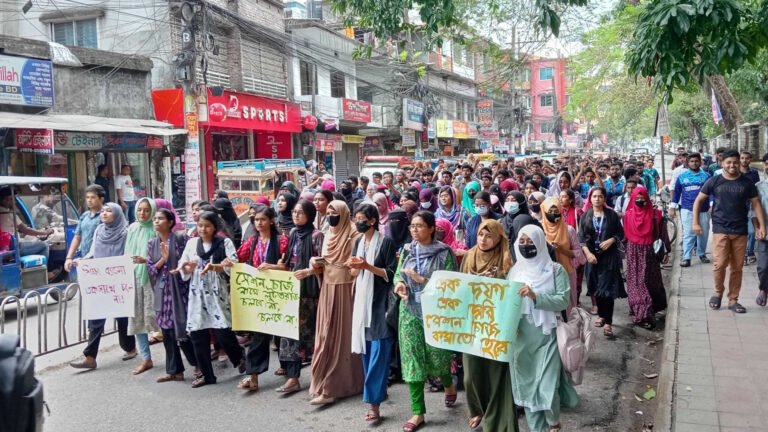 চার দফা দাবিতে বিক্ষোভে উত্তাল বিএম কলেজ