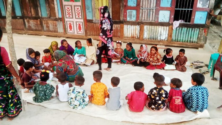 খোলা আকাশের নিচে বেদে শিশুদের পাঠশালা, শিক্ষার আলো ছড়াচ্ছেন দুই বোন