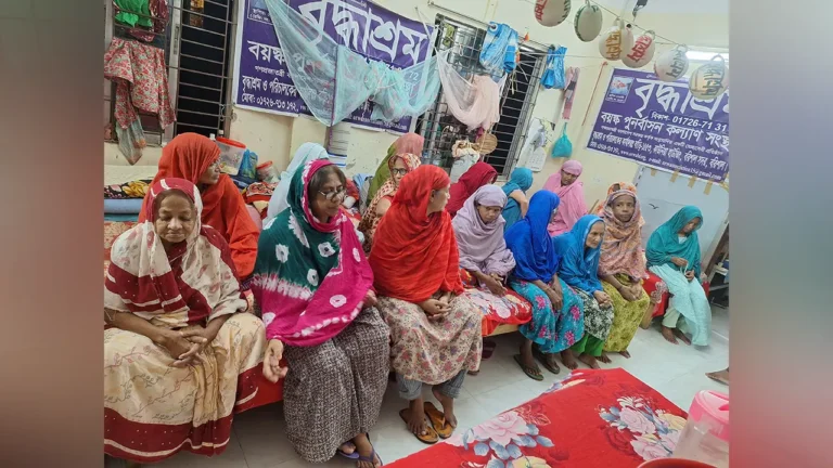 বয়সে বৃদ্ধাশ্রমেই আশ্রয় চার সন্তানের মায়ের